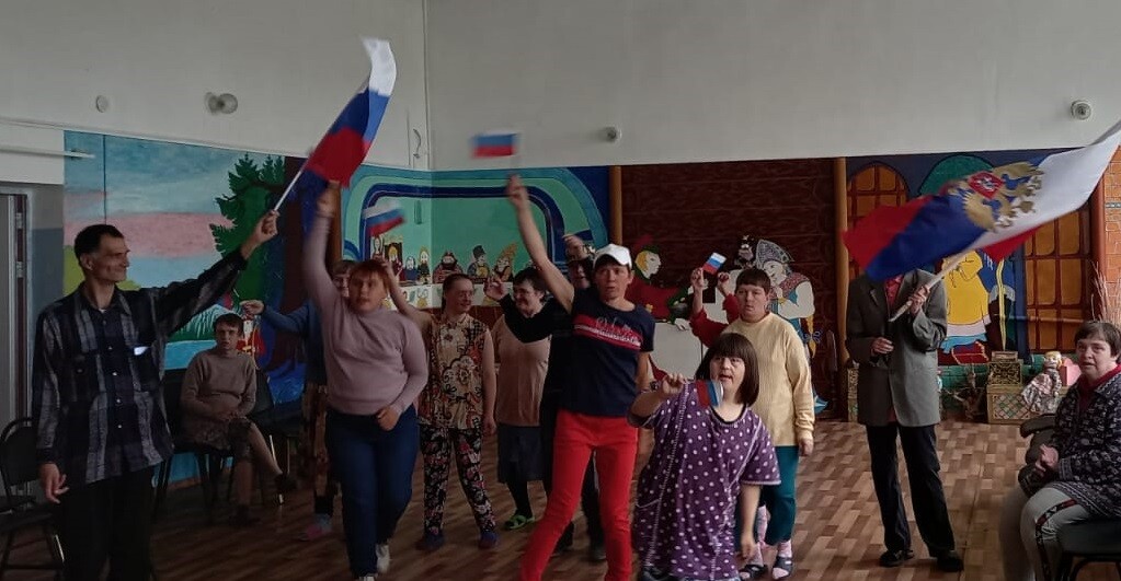 Танцевальный флешмоб к Дню Российского флага
