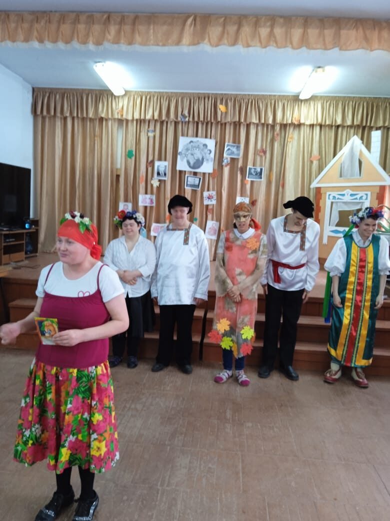 Театрализованное представление "Прощай осень!"