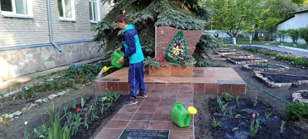 В интернате продолжаются посево-посадочные работы.