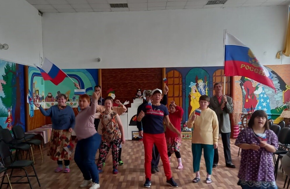 Танцевальный флешмоб к Дню Российского флага
