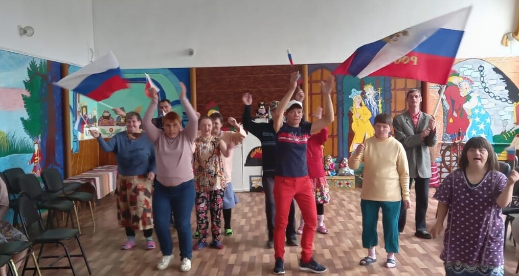 Танцевальный флешмоб к Дню Российского флага