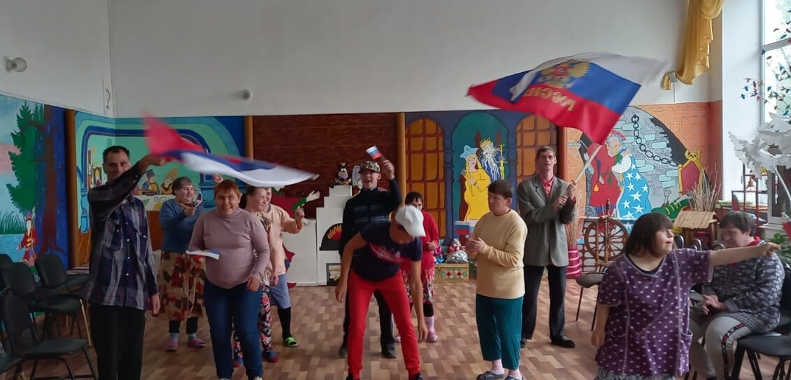 Танцевальный флешмоб к Дню Российского флага