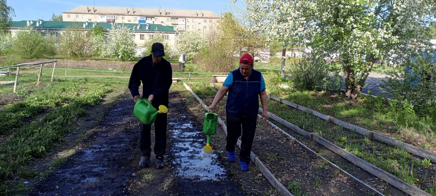 В интернате продолжаются посево-посадочные работы.